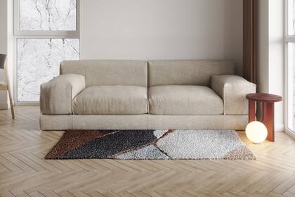 Una alfombra del tamaño incorrecto puede hacer que el espacio luzca más pequeño de lo que realmente es