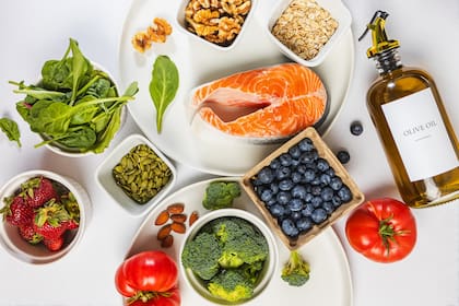 Una alimentación antiinflamatoria se basa en una dieta rica en verduras, frutas, legumbres, cereales integrales, frutos secos, semillas, pescado y aceite de oliva