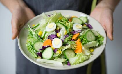 Una alimentación balanceada, rica en vegetales y frutas, es una de las claves para procurar envejecer bien (Imagen ilustrativa)