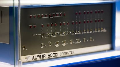 Una Altair 8800, una de las primeras computadoras personales, llevaba un chip Intel 8080