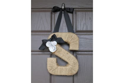 Una alternativa más económica que la lana es utilizar el clásico hilo sisal como revestimiento; en la foto, una opción fácil de imitar, para aplicar en una puerta