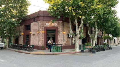 Una alternativa moderna con platos de autor, pizzas a la piedra, coctelería y un ambiente ideal para cerrar la escapada con una cena distinta
