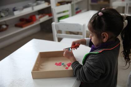 Una alumna realiza una actividad lúdica
