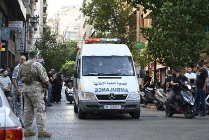 Una ambulancia circula en Beirut para asistir a heridos en el marco de las masivas explosiones de beepers