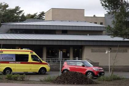 Una ambulancia estacionada en el frente del hogar geriátrico Hemelrijck, donde la mayoría de los residentes se contagió de coronavirus tras la vistia de Papá Noel