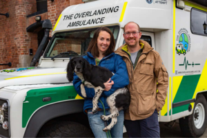 Una ambulancia se convirtió en el vehículo-hogar de esta pareja de viajeros