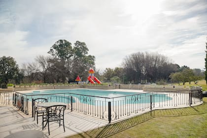 Una amplia piscina junto al restaurante, perfecta para el verano.