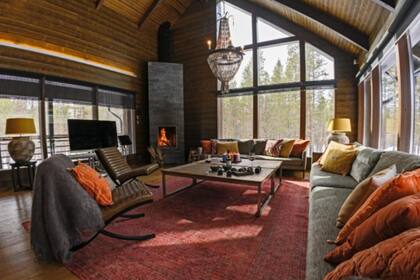 Una amplia sala de estar equipada con televisión, chimenea y una vista envidiable a la montaña