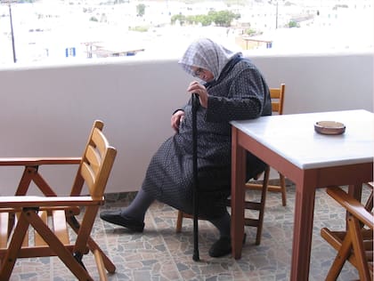 Una anciana descansa en la isla de Mykonos, Grecia