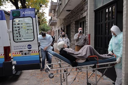 Una mujer es trasladada en el geriátrico San Lucas, en Parque Avellaneda