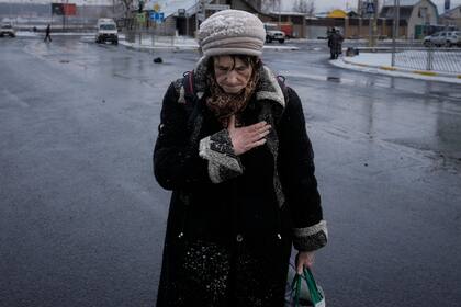 Una anciana hace una pausa después de huir de Irpin, en las afueras de Kiev, Ucrania