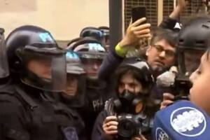 Una manifestante le rogó a un policía que se solidarice con la protesta contra la Ley Bases