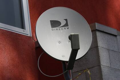 Una antena del servicio de TV satelital de DirecTV, adquirido por ATT por 49.000 millones de dólares