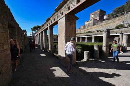 Una antigua casa romana ha reabierto al público en el parque arqueológico de Herculano, la ciudad cerca de Nápoles enterrada por la erupción del Monte Vesubio en AD79