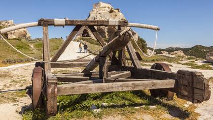 Una antigua catapulta en lo alto del castillo