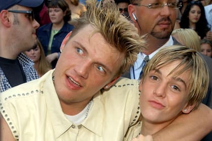 Una antigua foto de Aaron y Nick Carter. En la postal, del 2001, los hermanos disfrutaban de la entrega de premios de los Teen Choice Awards en Los Angeles