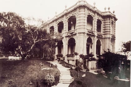Una antigua foto de la entrada de la casona