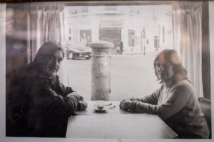 Una antigua foto de Toto con su hermana en el bar
