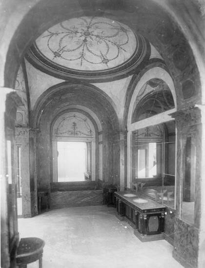 Una antigua foto del baño pompeyano de Josefina de Alvear.