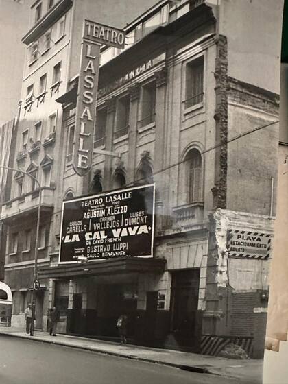 Una antigua marquesina anunciaba una obra protagonizada por Carmen Vallejos, quien fuera suegra de Arturo Puig