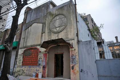 El frente de la sinagoga, al momento de ser recuperada