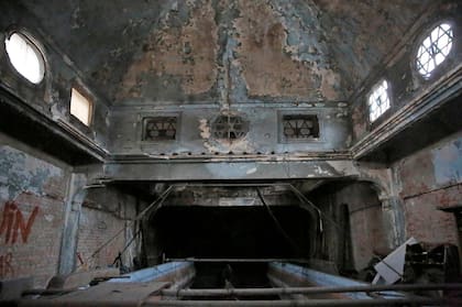 El techo de la sinagoga recuperada, resquebrajado y con pintadas