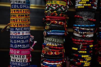 Una antigua vendedora ambulante de la avenida Roosevelt añadió recientemente a su puesto de joyas una pulsera venezolana para sus nuevos clientes venezolanos. (Crédito...Todd Heisler/The New York Times)