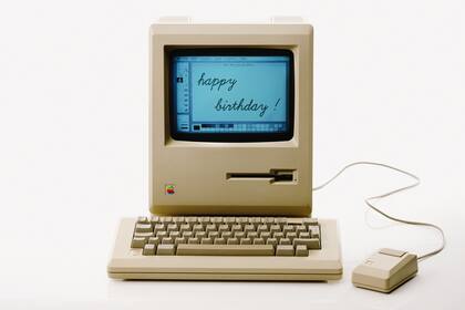 Una Apple Macintosh de 1984. Tenía un procesador Motorola 68000 a 6 MHz (efectivos; 7,83 nominales), 128 KB de RAM, diskettera de 400 KB y una pantalla monocromática de 9 pulgadas. En la pantalla de la máquina de la foto, el programa MacPaint