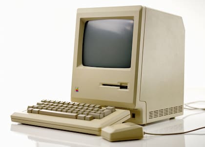 Una Apple Macintosh de 1984. Tenía un procesador Motorola 68000 a 8 MHz, 128 KB de RAM, un disco de 400 KB y una pantalla monocromática de 9 pulgadas. También tenía una diskettera de 3,5 pulgadas