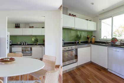 Una arcada comunica el comedor con la cocina, donde una alzada de vidrio pintado de verde se destaca sobre el blanco puro de las paredes. Se eligieron muebles de melamina termoformada blanca (Ortega H