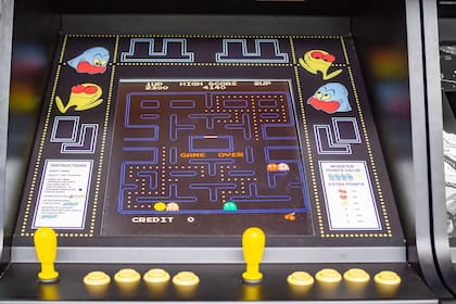 Una arcade original de Pac-Man para jugar en un salón de fichines, en el Museo de Ciencia y Tecnología de Cataluña