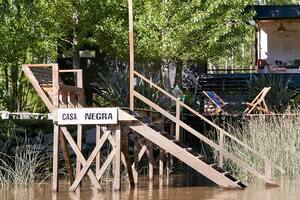 Una arquitecta y una galerista compraron una casa diseñada como un artefacto estético y la convirtieron en su preciado su refugio de fin de semana.