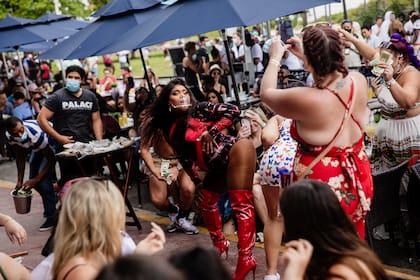 Una artista drag con un protector facial en Miami Beach, Florida