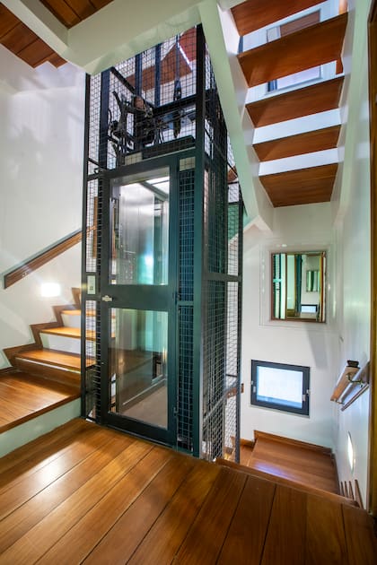 Una ascensor vidriado une las cinco plantas de la casa de Dotto en Punta Chica.