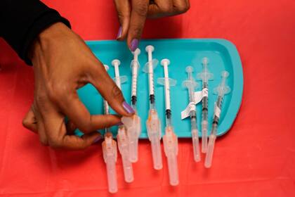 Una asistente médica prepara dosis de la vacuna de Pfizer contra el COVID-19 en un centro de vacunación en la Universidad de Nevada, Las Vegas, el 22 de enero de 2021. (Foto AP/John Locher, archivo)
