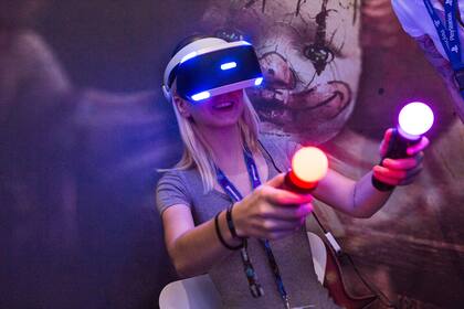 Una asistente prueba la realidad virtual de Sony, en el hall 7.1