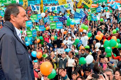 Una asociación de familiares de los muertos en las inundaciones de 2013 pidieron la indagatoria del gobernador Daniel Scioli y el intendente Pablo Bruera. En la foto, en campaña hace 10 días.