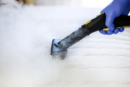 Una aspiradora con boquilla de cepillo es ideal para limpiar el colchón (Foto: iStock)