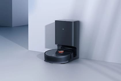 Una aspiradora robot Xiaomi Mi Robot Vacuum Mop 2 Ultra en su estación de carga y limpieza