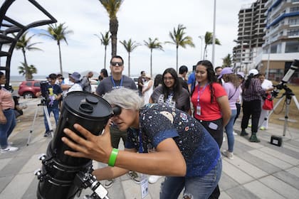 Una astrónoma aficionada prepara su telescopio un día antes de un eclipse solar total en Mazatlán, México, el domingo 7 de abril de 2024
