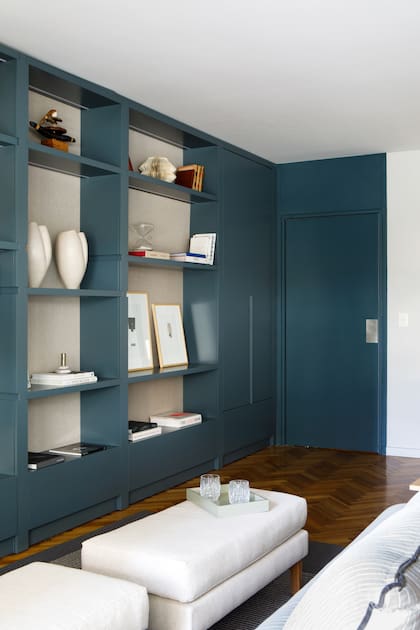 Una astucia: para agrandar visualmente las puertas, de medidas estándar, pintaron del mismo tono azul toda la esquina, hasta llegar al cielorraso.