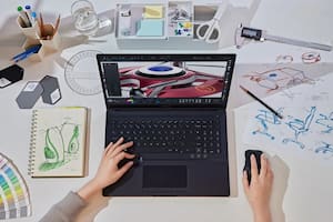 Una Asus ProArt Studiobook con el dial físico junto al teclado