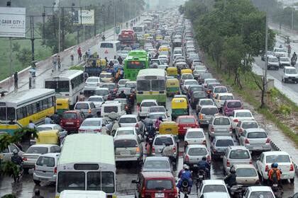 Una autopista congestionada en Nueva Delhi. La infraestructura de India sufre el éxodo de ingenieros, que optan por la demanda en el sector informático