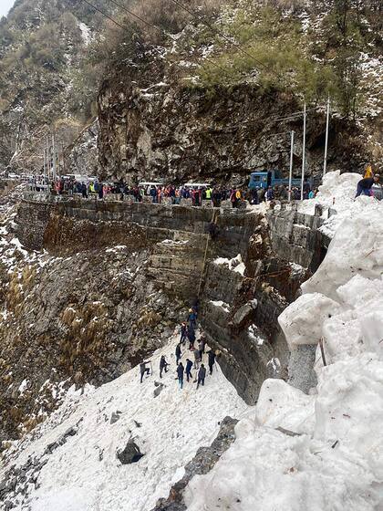 Una avalancha arrasó el martes a un grupo de turistas en el Himalaya, en el noreste de la India, matando al menos a seis personas e hiriendo a otras 11, según informaron las autoridades y los medios de comunicación.