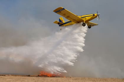 Una avión hidrante en plena lucha contra el fuego