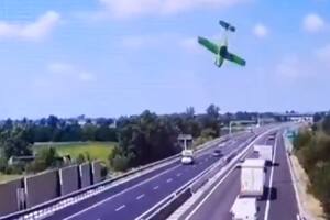 Una avioneta chocó contra una autopista en el norte de Italia