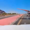 Una avioneta sufrió un desperfecto, aterrizó en plena ruta y estuvo a centímetros de impactar contra un auto