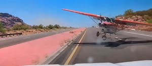 Una avioneta sufrió un desperfecto, aterrizó en plena ruta y estuvo a centímetros de impactar contra un auto