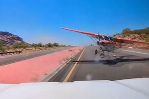 Una avioneta sufrió un desperfecto, aterrizó en plena ruta y estuvo a centímetros de impactar contra un auto