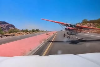 Una avioneta sufrió un desperfecto, aterrizó en plena ruta y estuvo a centímetros de impactar contra un auto